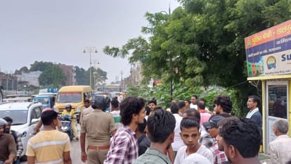 लालपुर-पांडेयपुर थाना के बाहर भीड़।
