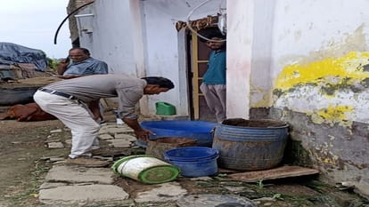 लोधा के गांव में घर के बाहर लार्वा की जांच करते स्वास्थ्या विभाग की टीम