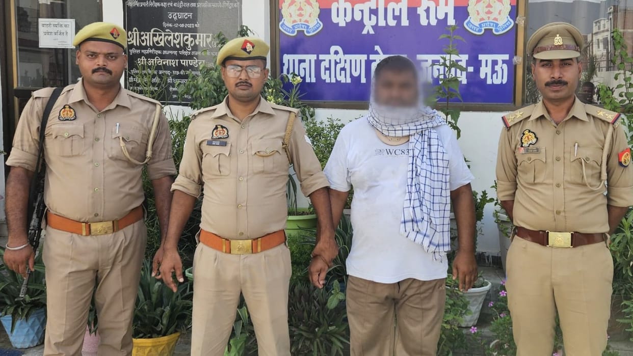 Fake police arrested extort money in Mau case registered under Arms Act Police took action