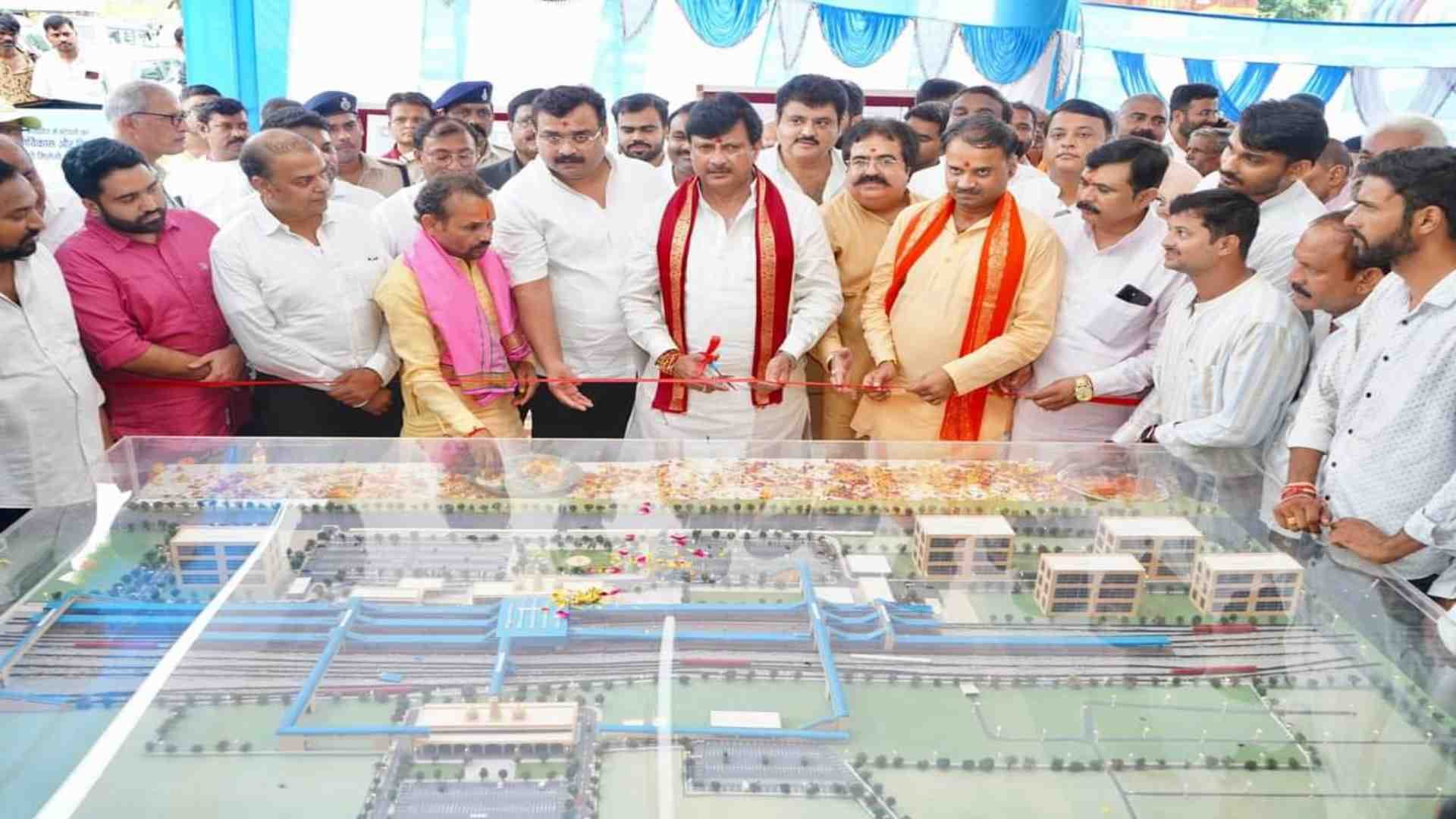 पुनर्विकास कार्य का शुभारंभ करते सांसद गणेश सिंह।