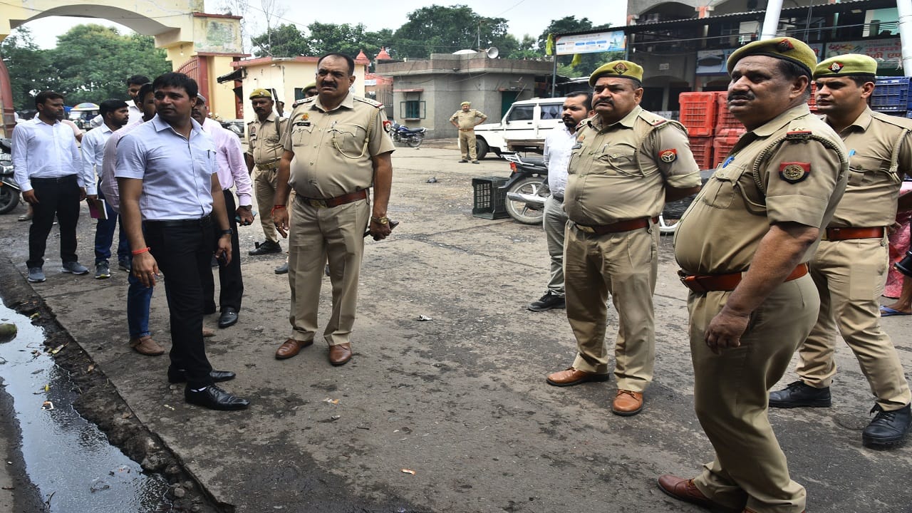 Bareilly Delapeer mandi fire incident fruits worth crores of rupees burnt to ashes