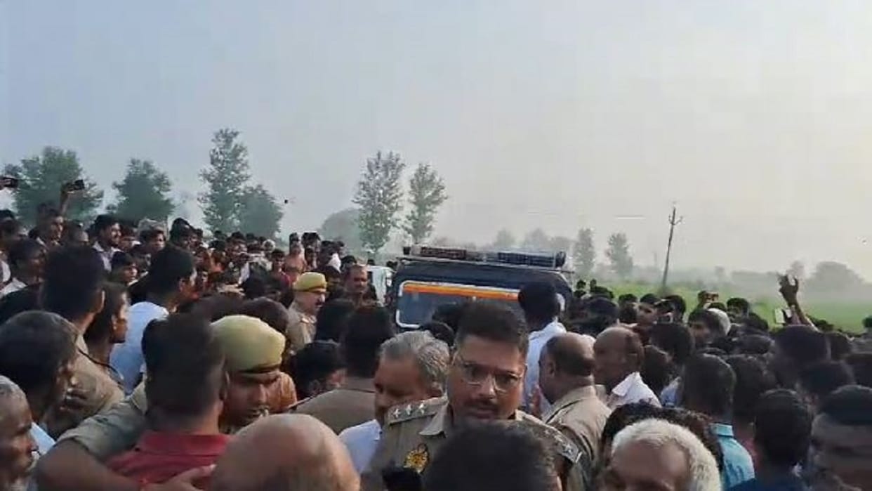 Villagers caught the thieves and beat them to death protest against police in Bareilly