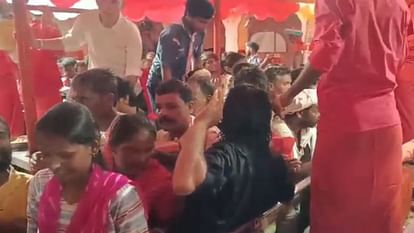 Sawai Madhopur : त्रिनेत्र गणेश मंदिर में दर्शन करने उमड़ा जनसैलाब, व्यवस्थाएं बनाने में मुस्तैद प्रशासन Sawai Madhopur: Crowd gathered to visit Trinetra Ganesh temple, administration ready to make arrangements