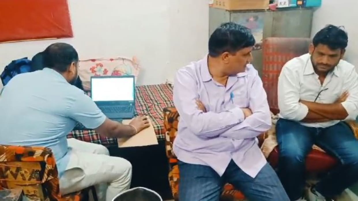 Bharatpur: Reader and broker of Bhusawar CO asked for a bribe, arrested red handed by Dholpur ACB