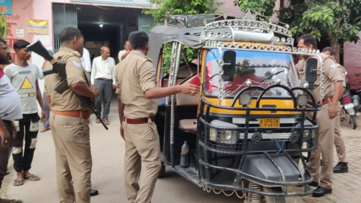 Husband and died in bhadohi bike collided a truck parked no entry driver absconded