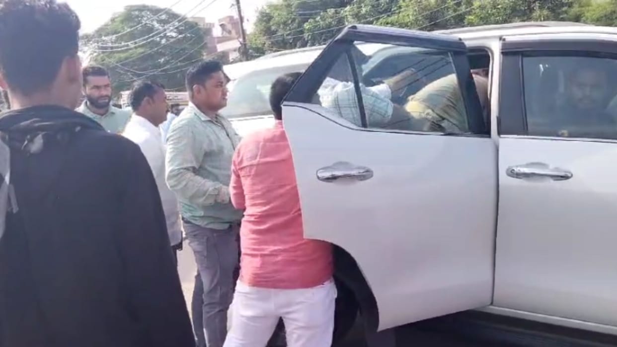 BJP leader and supporters beat up driver and constable posted in vigilance department in chandauli