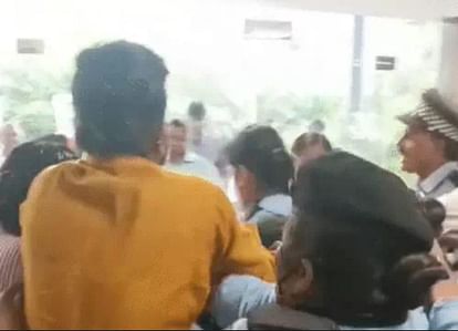 Indore: सुपर स्पेशिलिटी अस्पताल में महिला गार्ड के साथ एंट्री की बात पर मारपीट, तीन पर एफआईआर Indore: Woman guard assaulted over entry issue in Super Specialty Hospital, FIR against three