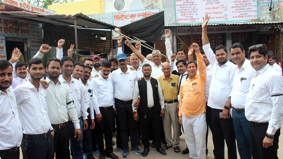 Jam, sloganeering in protest against the murder of female advocate