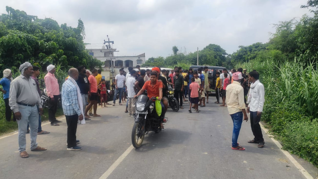 In Deoria, Villagers blocked the road by keeping the dead body of a farmer