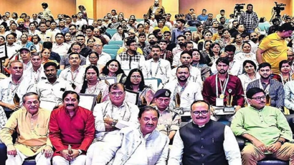 Noida: Amar Ujala Teacher Honor Ceremony