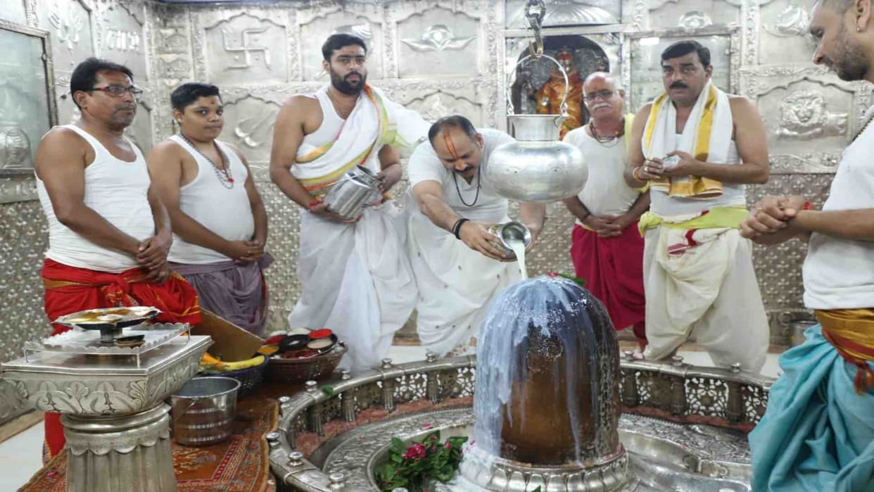 Ujjain: Storyteller Pradeep Mishra visited Baba Mahakal in Ujjain