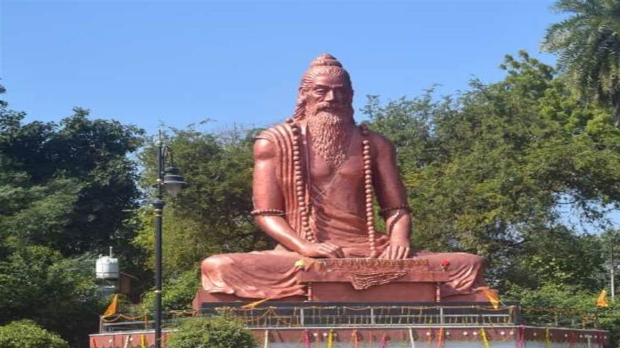 If you can learn about the planets in Bhardwaj Ashram then you can have darshan of Jyotirlinga in Minto Park.