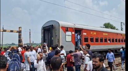 घटना के बाद लगी भीड़।