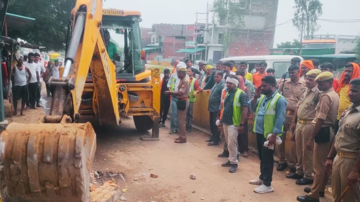Bulldozer Action on encroachment in Sonbhadra 125 shops removed relief from traffic jam