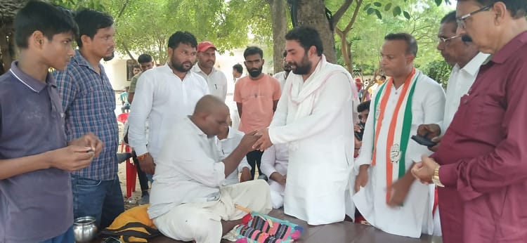 UP: राहुल गांधी का संदेश लेकर मंगेश यादव के घर पहुंचे कांग्रेसी, परिजनों से बातकर जुटाई तथ्यात्मक जानकारी