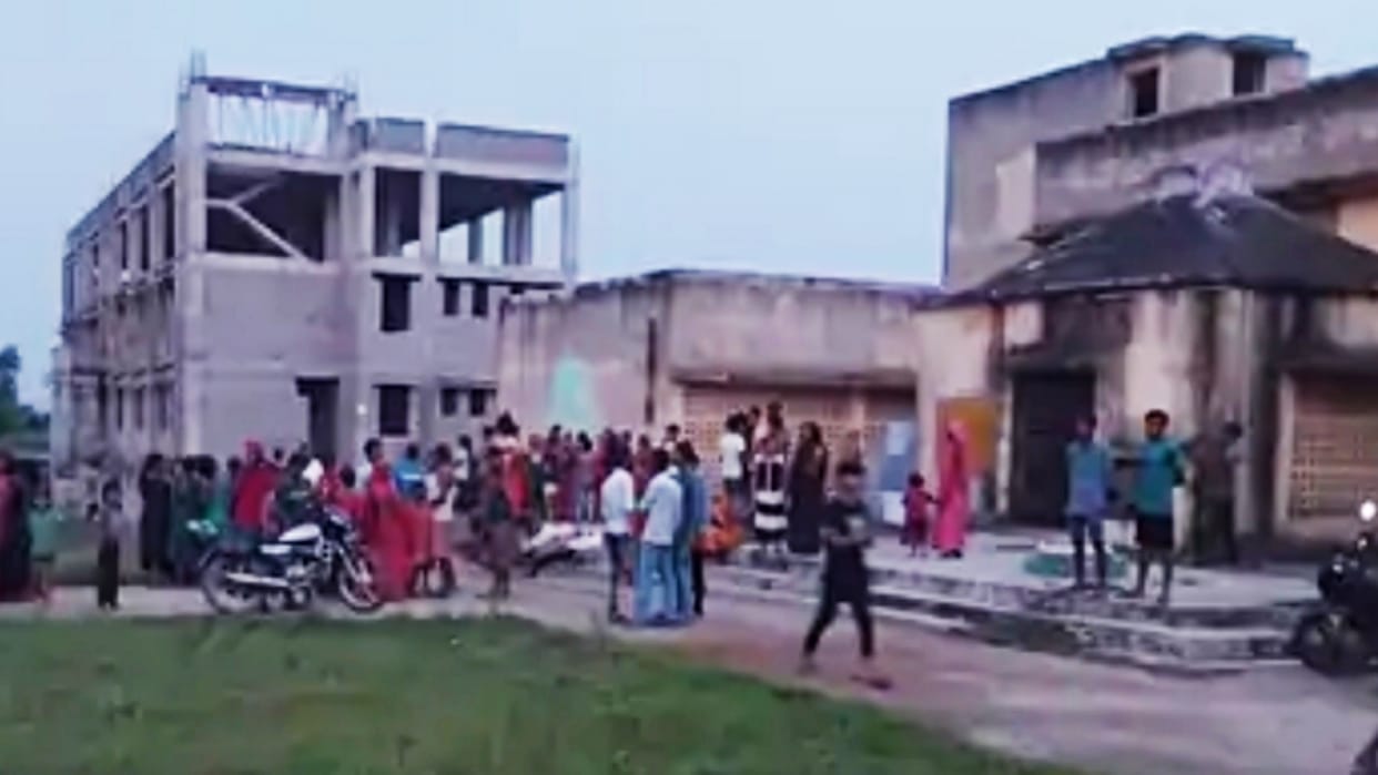 Darbhanga News: Female laborer trapped in a mixer machine died, head separated from body