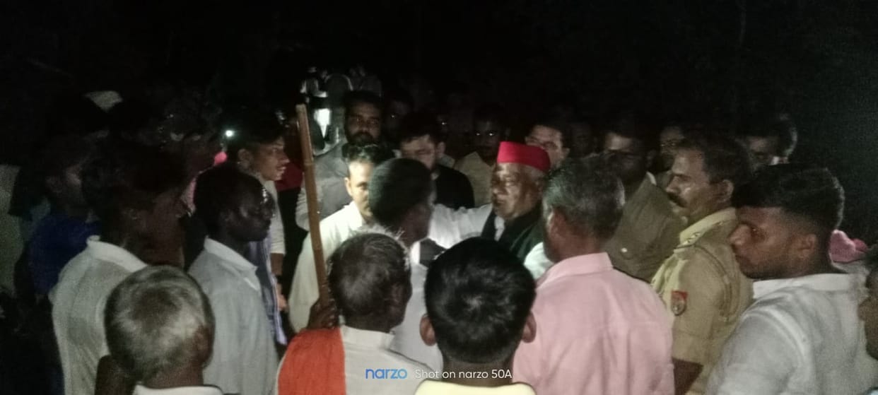Ayodhya: SP MP came to meet the rape victim in the dark of night, the family refused to meet, expressed disple