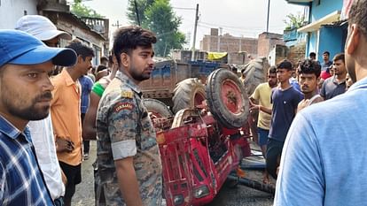 Bihar: सारण में ट्रैक्टर मिठाई दुकान में टक्कर मार सड़क पर पलटा, एक युवक की मौत, ग्रामीणों ने जाम की सड़क Hajipur News: youth died after being hit by uncontrolled tractor, villagers protested by keeping body on road