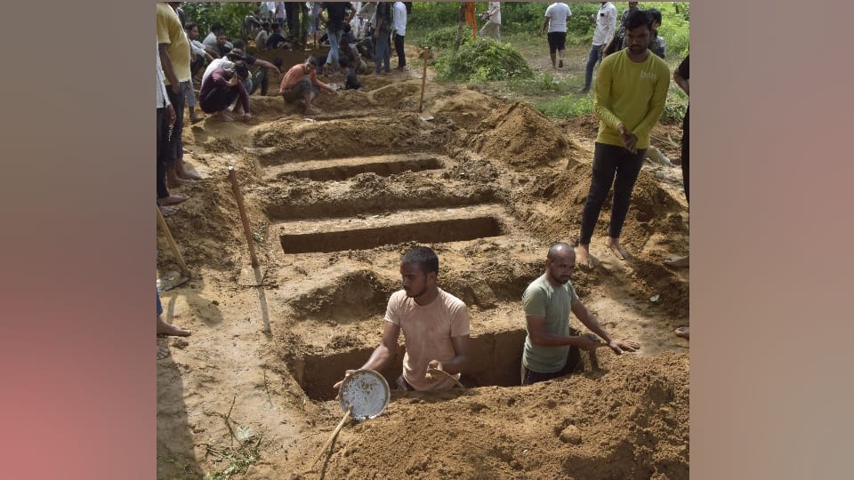 Hathras Accident Samra is immersed in sorrow mourning everywhere These pictures will make you cry