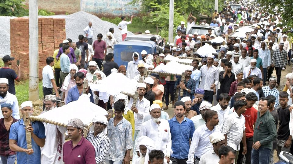 Hathras Accident Samra is immersed in sorrow mourning everywhere These pictures will make you cry