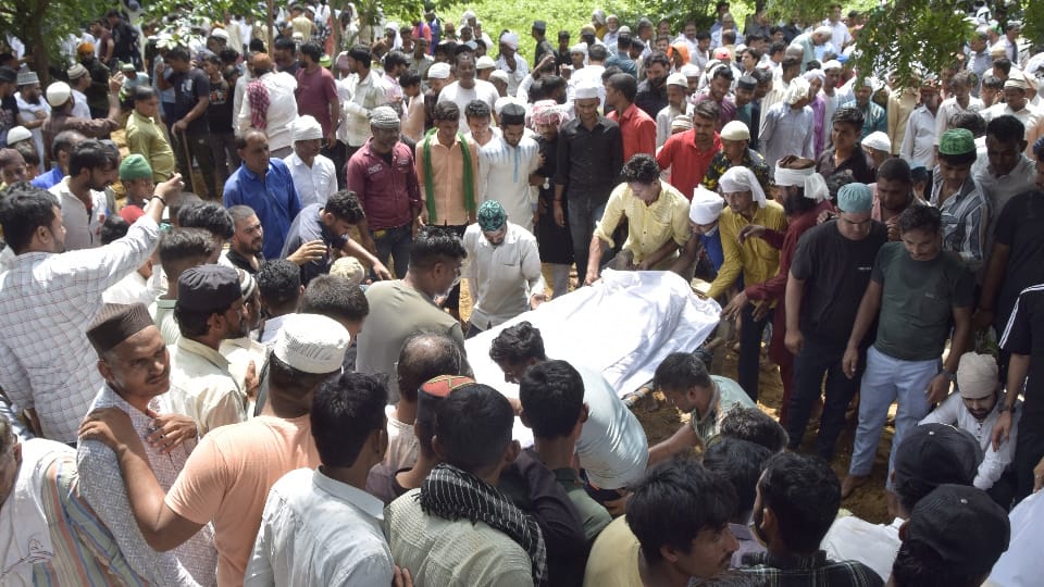 Hathras Accident Samra is immersed in sorrow mourning everywhere These pictures will make you cry
