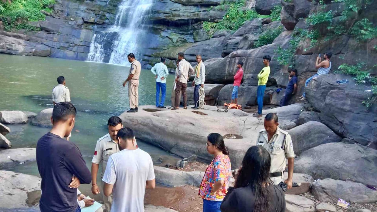 Sehore News: One of Bhopal's doctor friends drowned in Shahganj's Digambar waterfall
