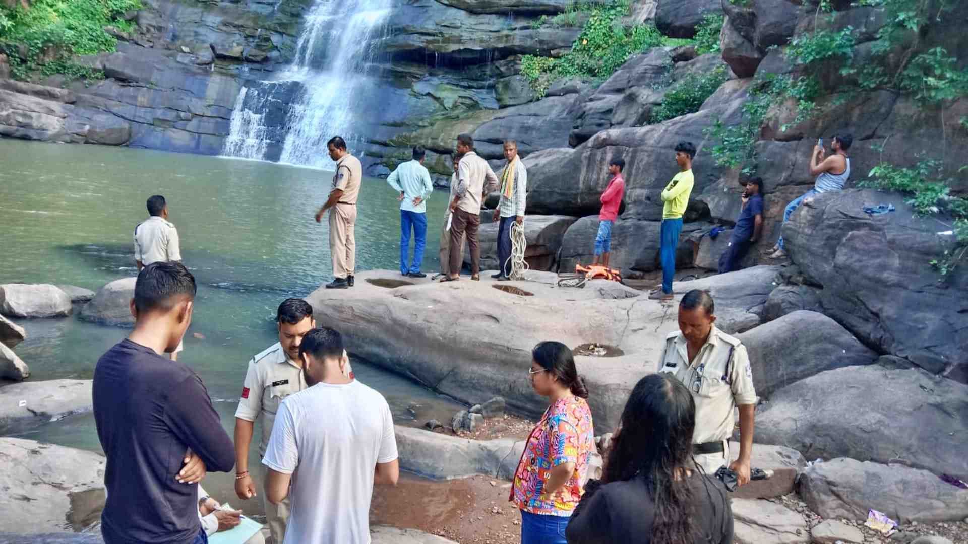 झरने के पास युवक की तलाश में जुटी पुलिस।