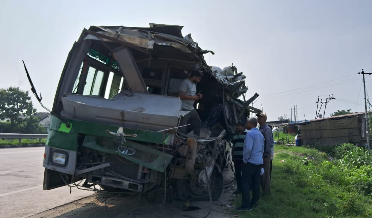 Fatehpur Road Accident, Uncontrolled Janrath bus collided with a dumper, two died and one seriously injured