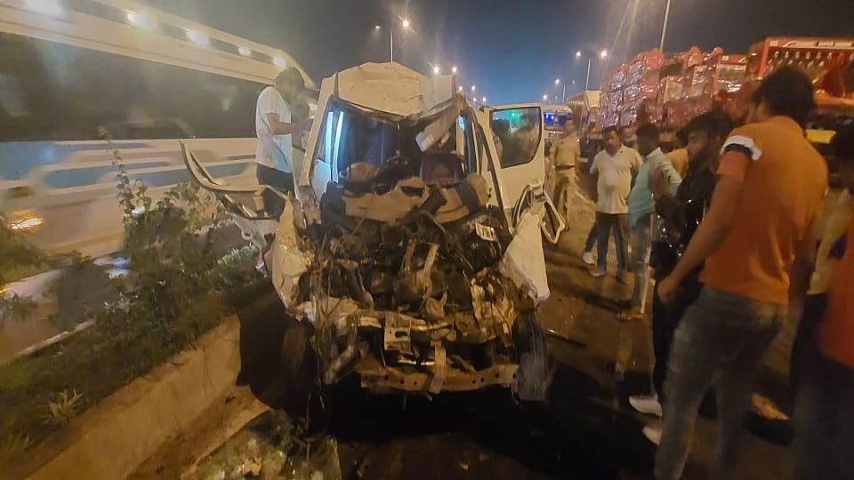 UP News: A horrific accident on the highway in Meerut... car collided with canter while crossing the divider