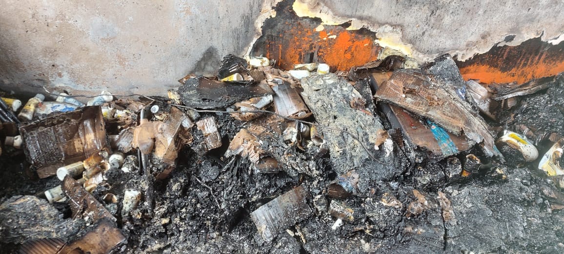 Lucknow: Fire broke out in bike showroom, new cars burnt, chaos in the area, three fire engines extinguished t