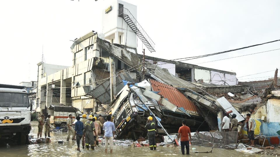 Lucknow Building Collapse Eyewitnesses say It felt like a bomb had exploded see photos