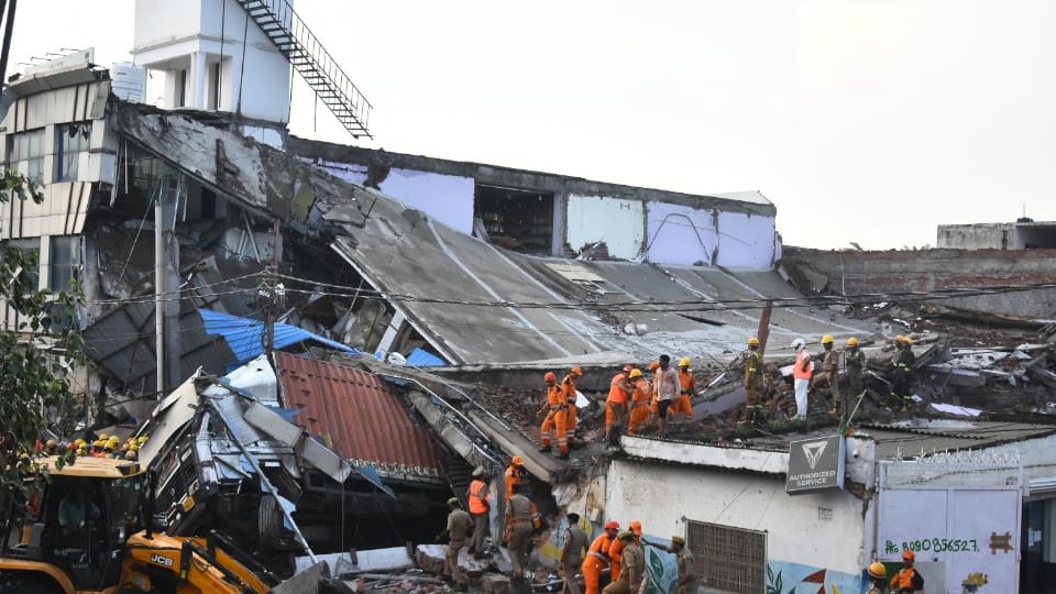 Lucknow Building Collapse Eyewitnesses say It felt like a bomb had exploded see photos