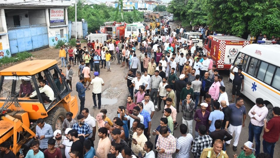 Lucknow Building Collapse Eyewitnesses say It felt like a bomb had exploded see photos