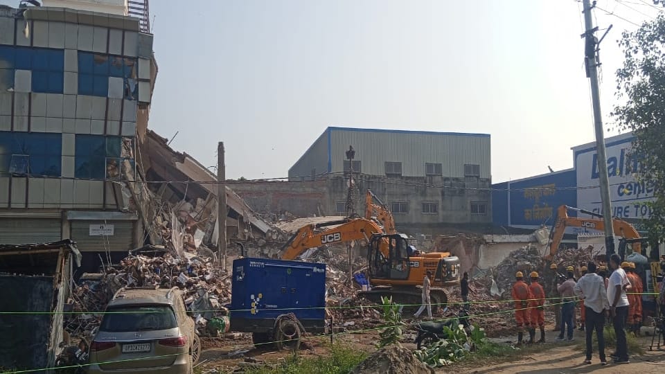 Lucknow Building Collapse NDRF, SDRF, fire brigade and police personnel took charge of rescue