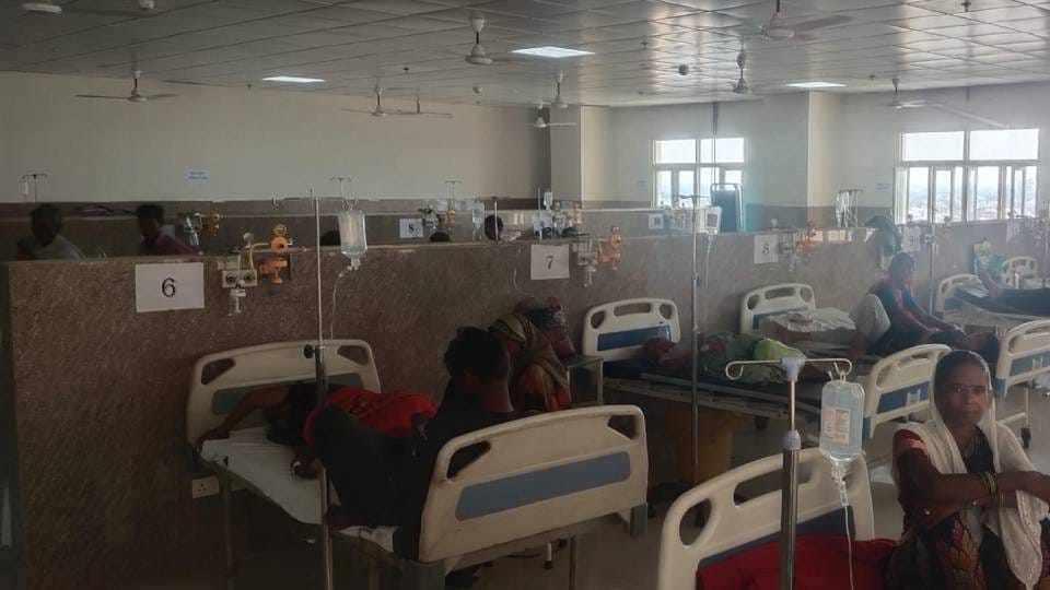 teenager died of viral fever and girl died of stomach ache In Etah six more patients were admitted