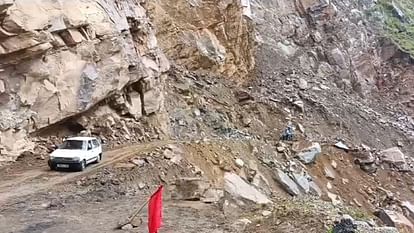 India China Border: वाहनों की आवाजाही के लिए तीसरे दिन खुला मलारी हाईवे, सेना और आईटीबीपी के जवानों को राहत Malari highway closed on Third Day due to Landslide Traffic movement halted on Indo-China border