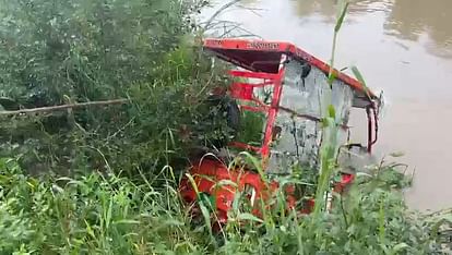 Unclaimed e-rickshaw found in Ganganahar of Mont branch thieves stole it and threw it away