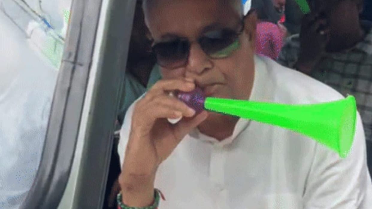Minister Dr. Kirori Lal Meena was seen playing pompadi in the Trinetra Ganesh fair