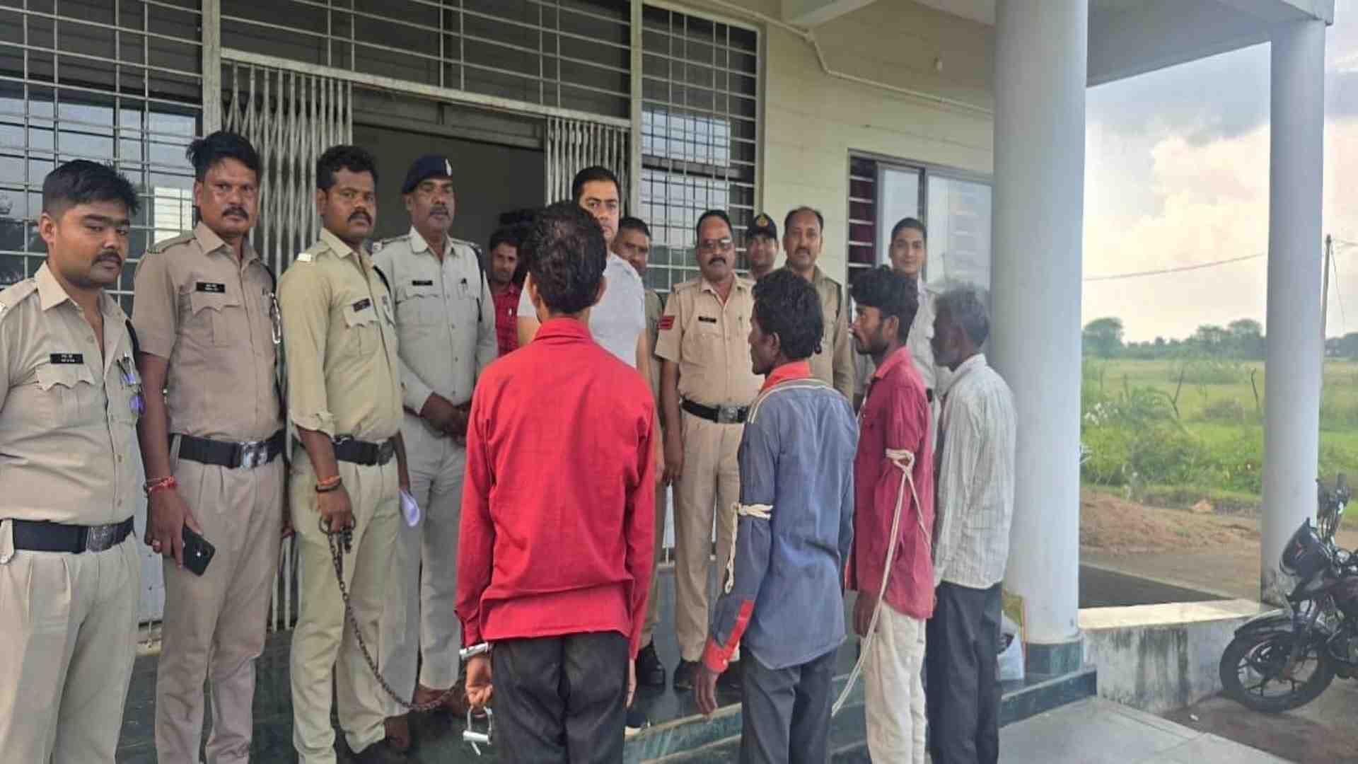 पुलिस की गिरफ्त में आरोपी।