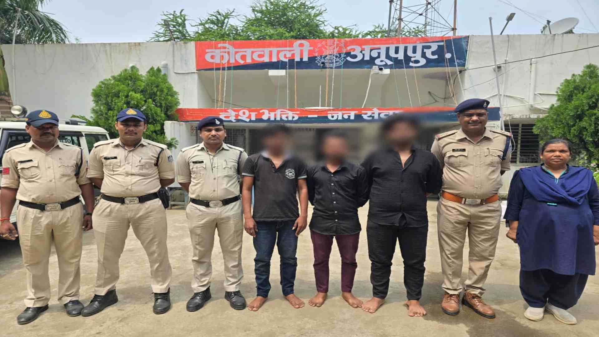 पुलिस की गिरफ्त में आरोपी।