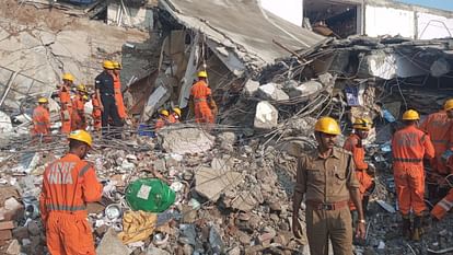 Lucknow: Three members committee formed to investigate Transport Nagar building collapse.