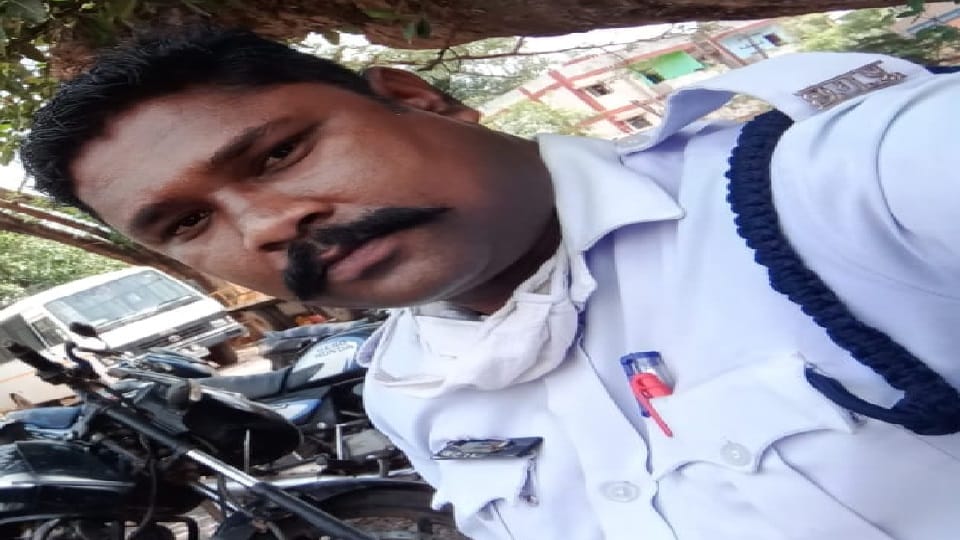 Head constable fell ill during duty died during treatment family mourned in Jagdalpur