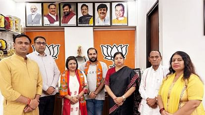 Former MLA Umesh Agarwal's wife Anita Agarwal joined BJP along with her son