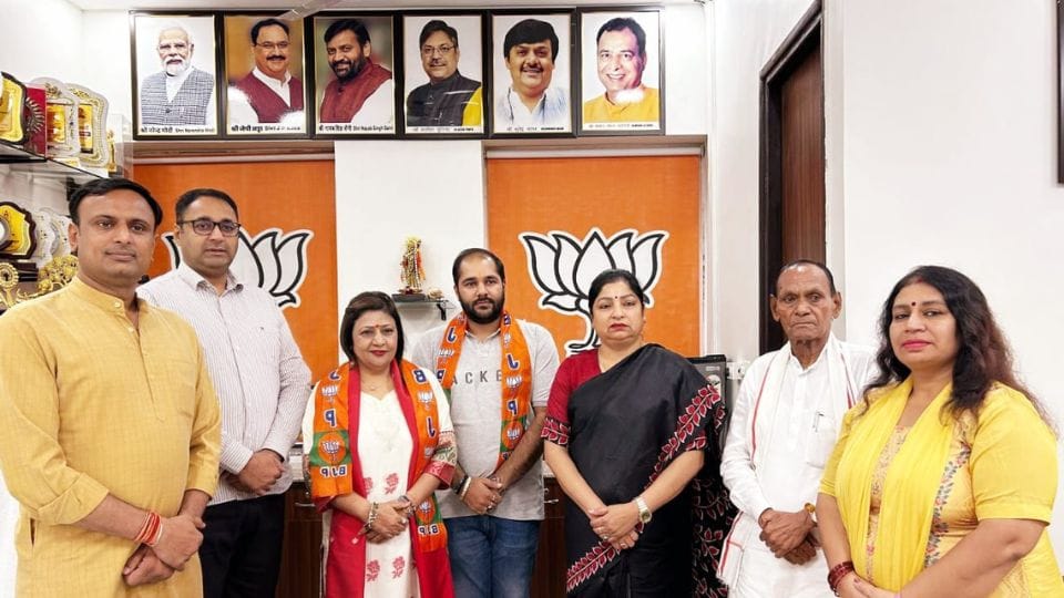 Former MLA Umesh Agarwal's wife Anita Agarwal joined BJP along with her son