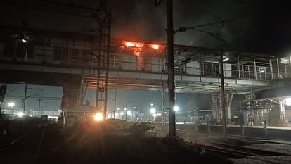 Fire in prayagraj junction on foot over bridge passenger run away