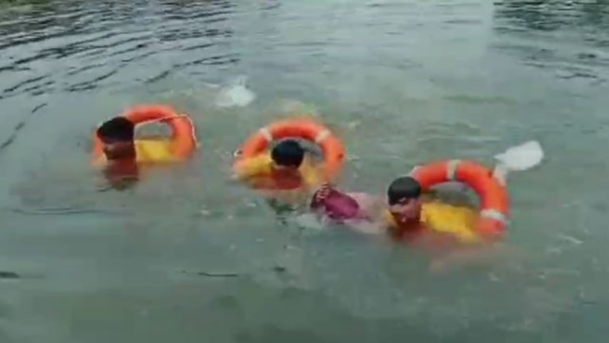 Sawai Madhopur: Old woman dies due to drowning in rainy drain, Civil Defense team takes out dead body