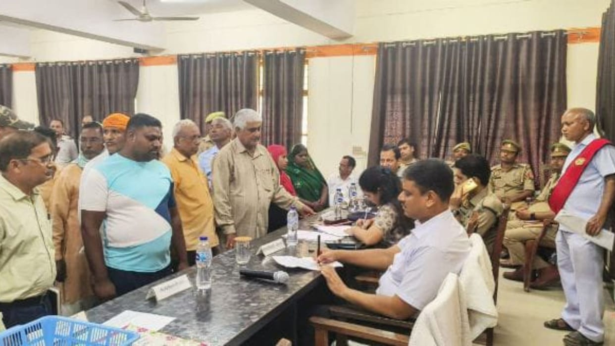 District Magistrate heard problems on Sampoorna Samadhan Diwas in Varanasi