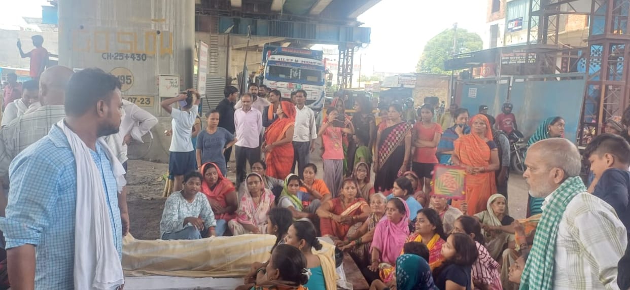 Transport Nagar accident: Dheeraj Gupta's family members blocked Junabganj intersection by keeping his dead bo