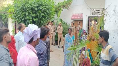 धूमनगंज में घटना के बाद छानबीन करने पहुंची पुलिस।