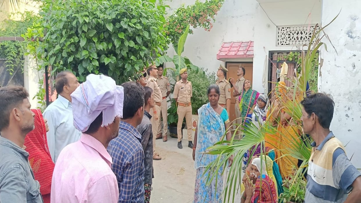 murdered in Dhumanganj, dead bodies of father and two daughters found inside house, police reached the spot